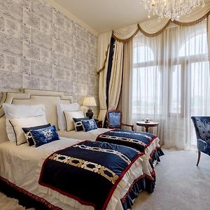 Deluxe Chic Parliament View Room
